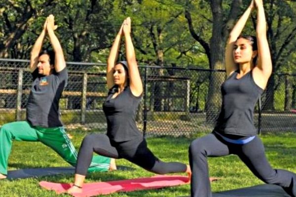 kareena with saif doing yoga