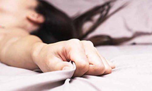 woman closing her hand in bed