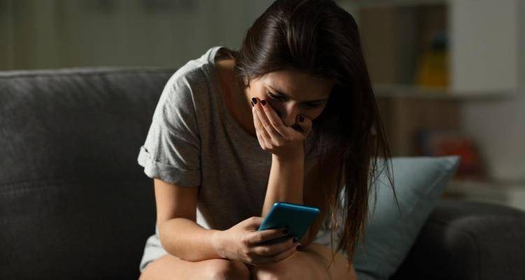 woman crying seeing phone