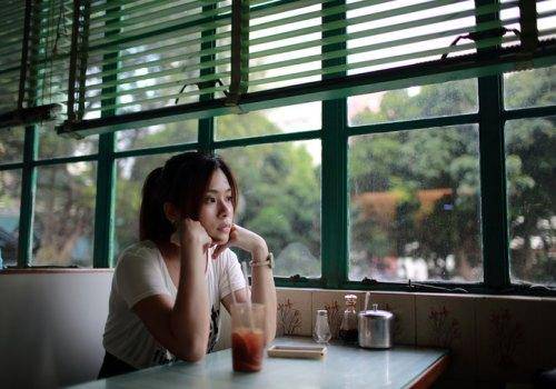woman waiting on a date