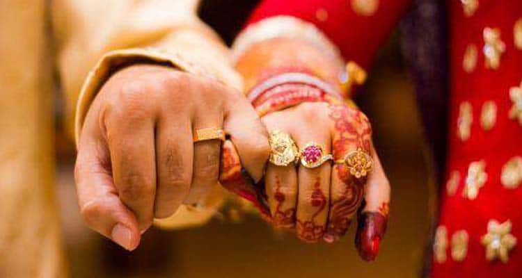 indian-married-couple-hands