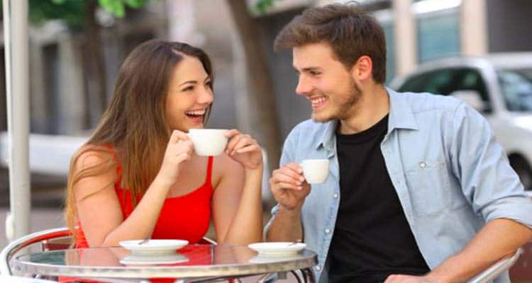 hombre y mujer tomando un cafe