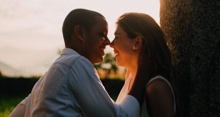 إن لمسك هو أحد العلامات الأكثر وضوحا للانجذاب الجنسي.