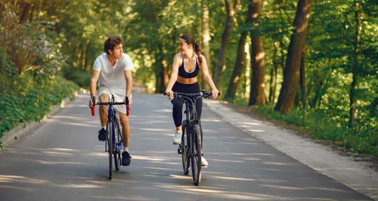 couple cycling