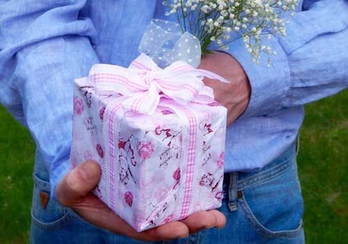 Giving gifts when not expected is a cheating guilt sign