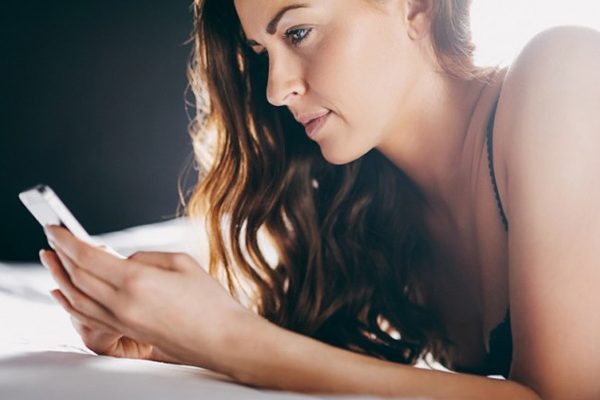 Woman sexting to man Image source