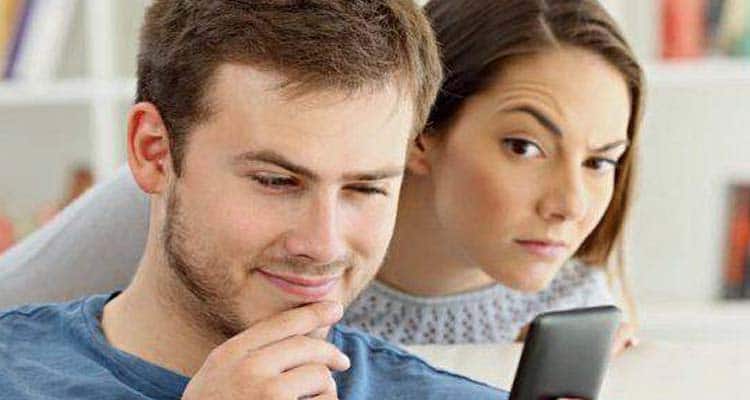 your boyfriend is disrespecting you by being secretive