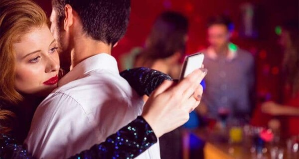 signs she still loves her ex