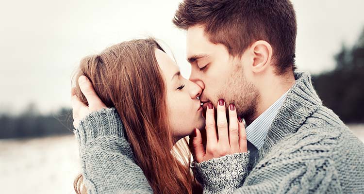 How to feel love in winter with romantic kisses? Impressive Kisses