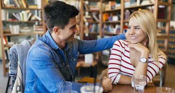 Ways to make a girl fall for you - compliment her