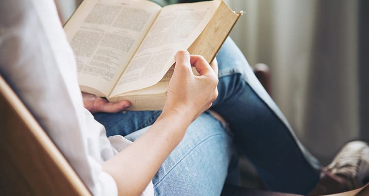 kan uren doorbrengen met haar boeken en muziek