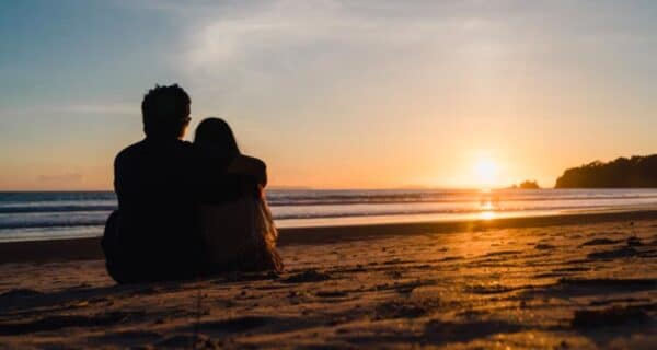 Free date ideas: Watching the sunset together
