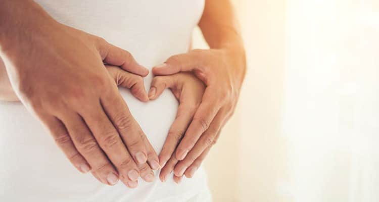 Los padres que esperan hacer señal de amor