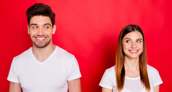 casual-couple-posing-against-red-wall