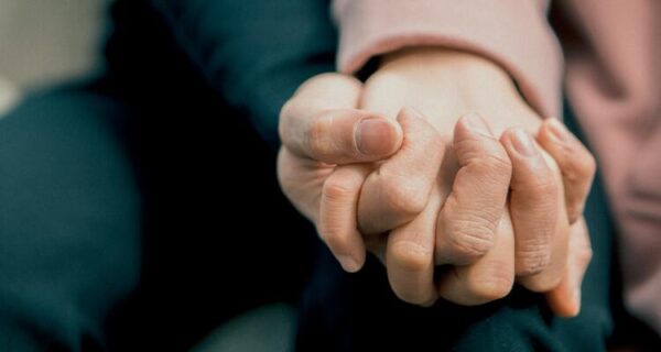 what holding hands says about your relationship