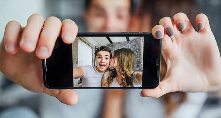 Deseos de aniversario para un esposo que es adicto a las redes sociales