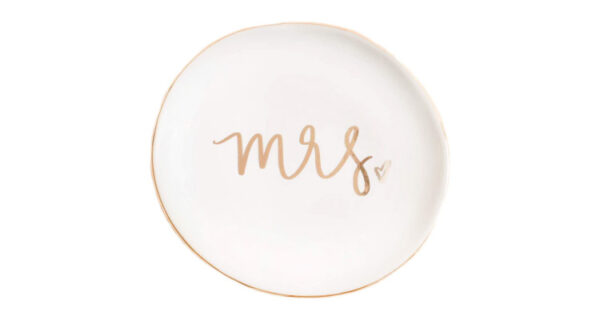 15 Best Engagement Gifts For Newly Engaged Friend - 62
