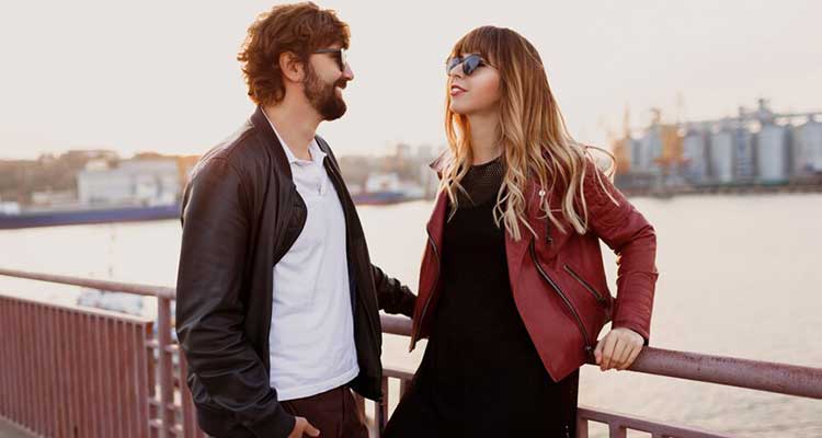 señales de que le gustas a un macho alfa