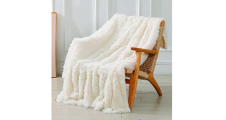 Housewarming gift ideas for couple - Fur throw blanket