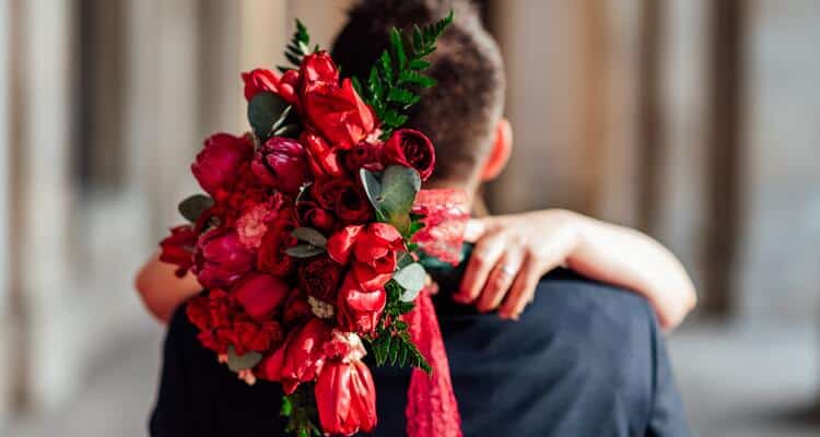 how to make your girlfriend feel special gift her flowers