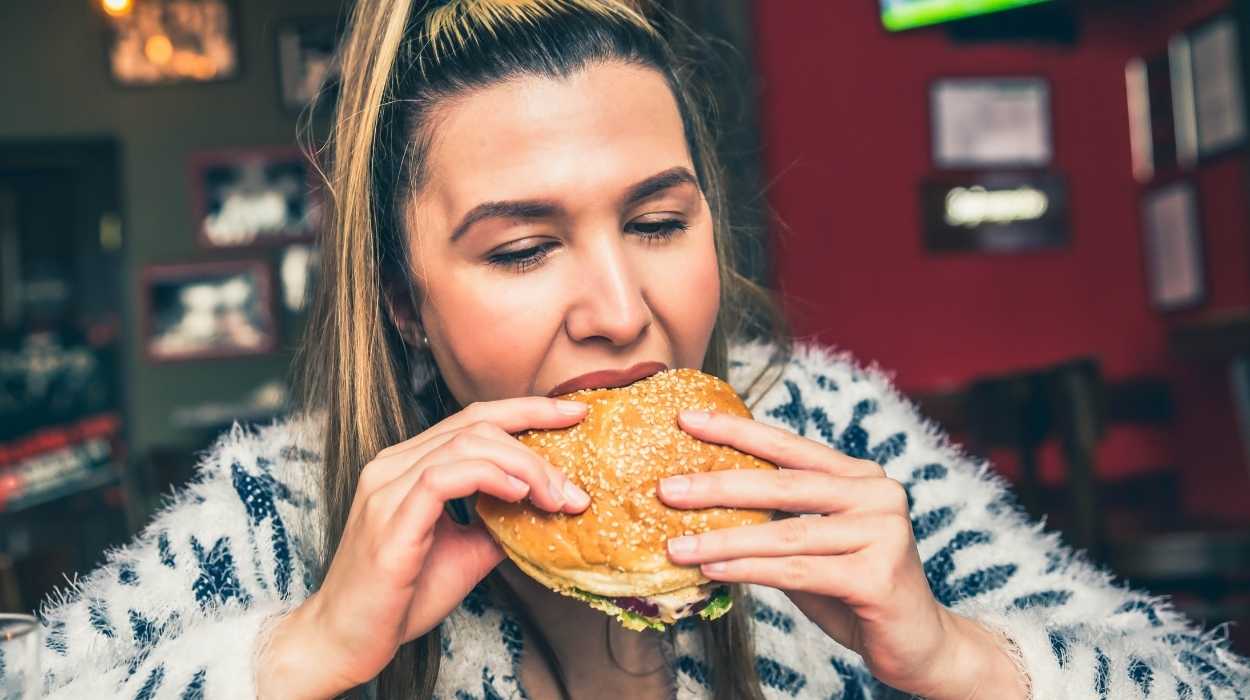 women eating fastfood