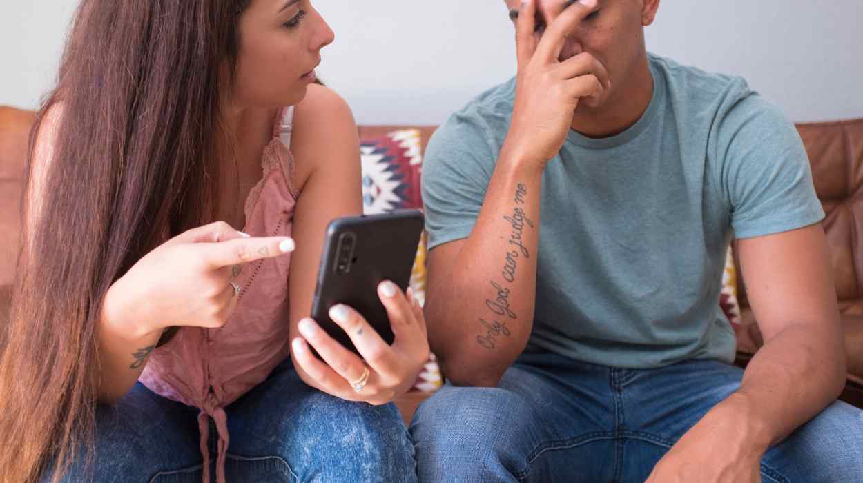 Att inkräkta på partners personliga utrymme kolla partners telefon är aldrig en bra idé