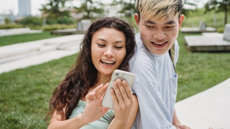 social media makes relationships stronger