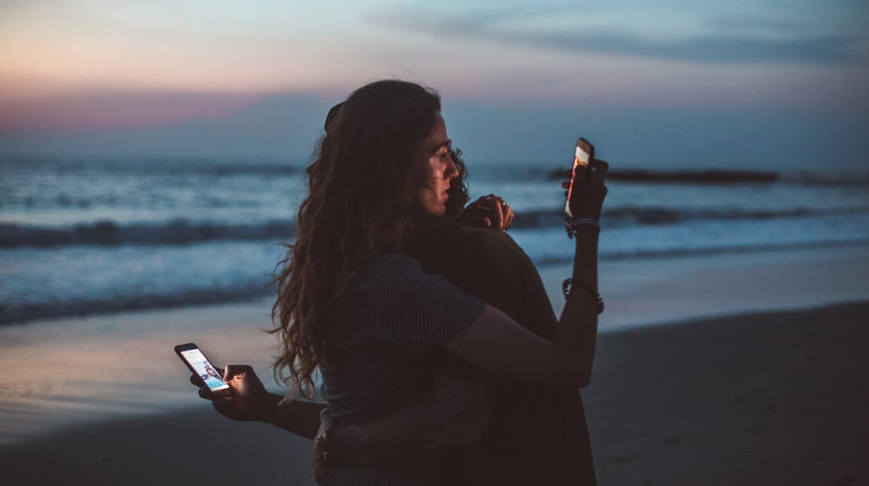 signs of relationship insecurity on social media