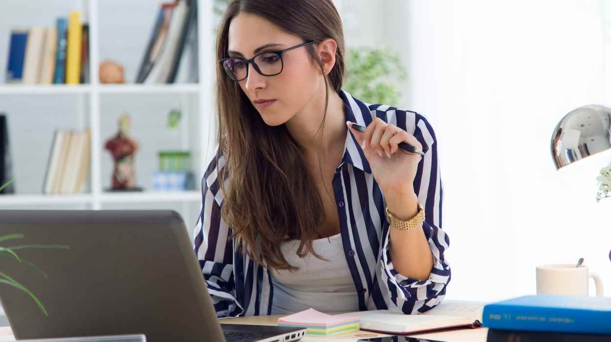 12 Tips To Impress A Female Colleague And Win Her Over
